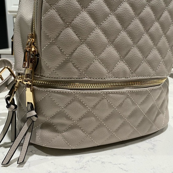 Beautiful Backpack - Picture 3 of 9